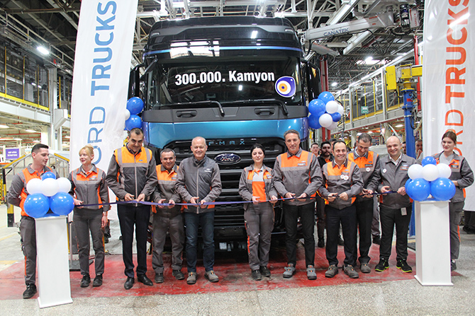 Ford Trucks 300 Bininci Kamyonunu Hattan İndirdi