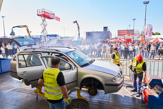 In the outdoor area, the car recycling demonstrated, among other things, the dismantling of old cars in all individual steps.