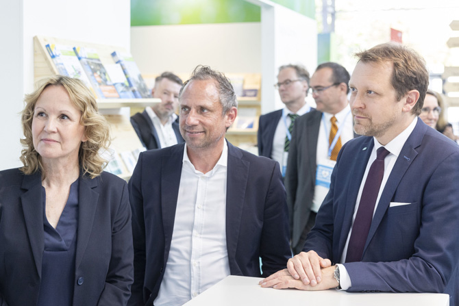 Federal Environment Minister Steffi Lemke, Bavaria’s State Minister for the Environment and Consumer Protection Thorsten Glauber and Messe München’s CEO Stefan Rummel during the tour of the fair.